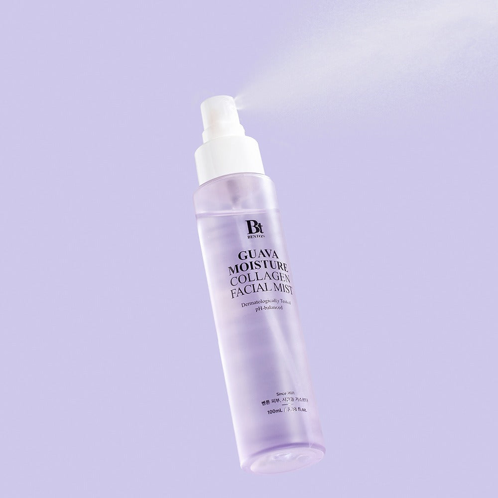 BENTON Guava Hydrating Collagen Mist 100ml, brume visage à la goyave BENTON sur fond lilas, flacon en gros plan