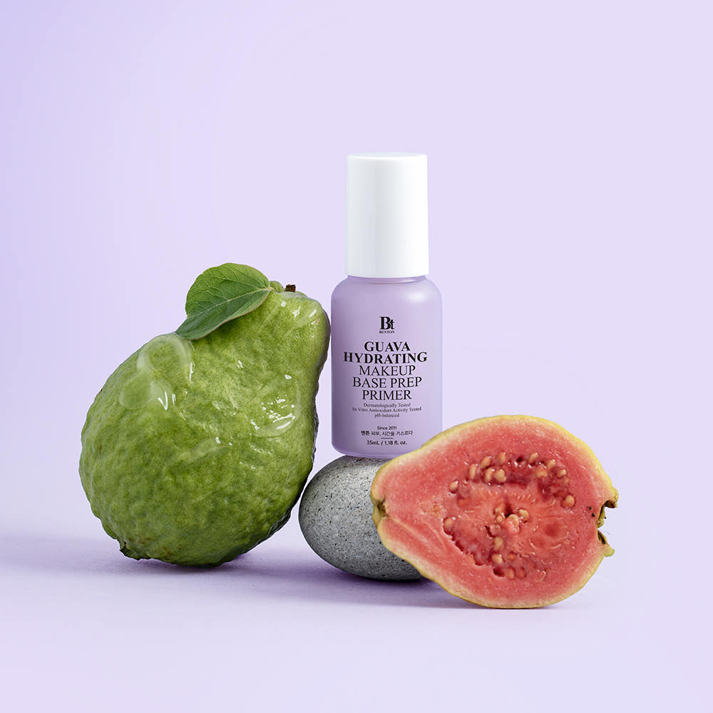 BENTON Guava Moisture Makeup Base Prep Primer 35ml, flacon violet sur fond lilas avec goyave et pierre, style pub.