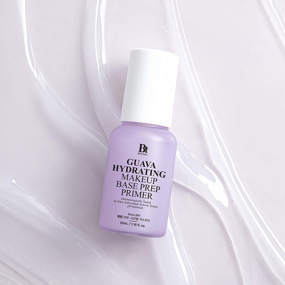 BENTON Guava Moisture Makeup Base Prep Primer 35ml, flacon violet sur tissu blanc, ambiance beauté, marque BENTON