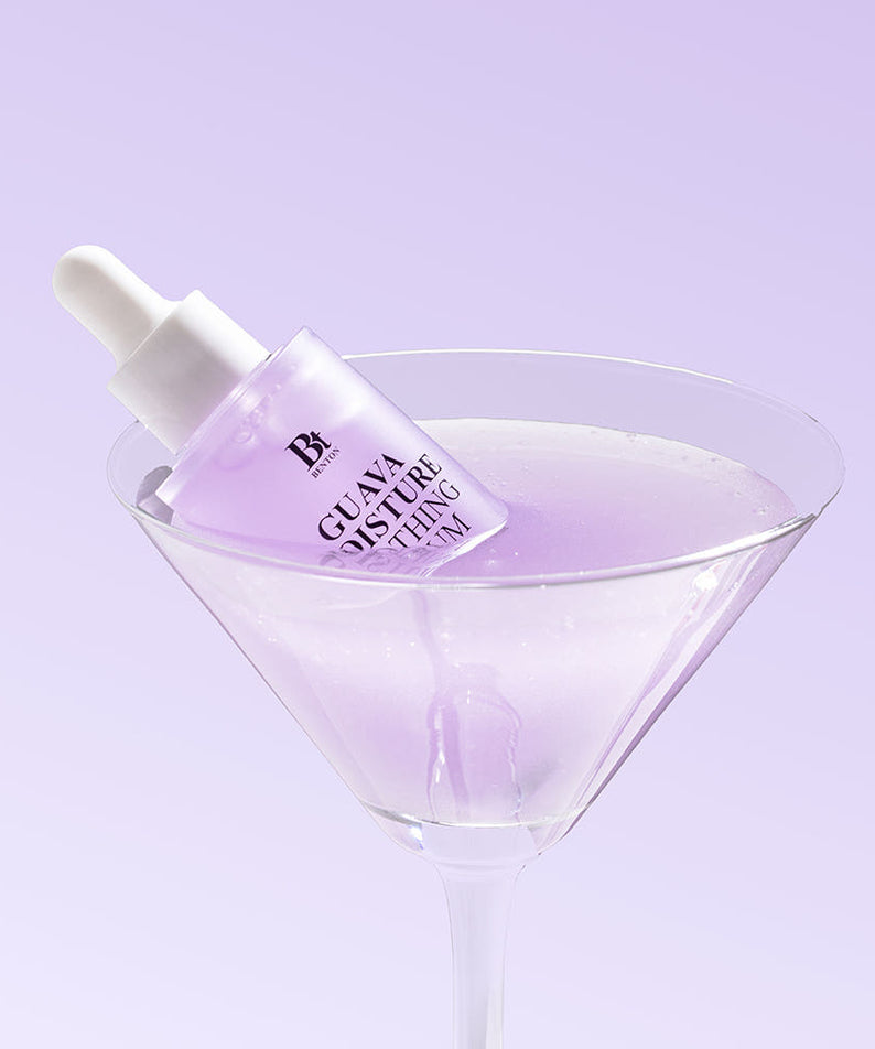 Décris l’image en français : BENTON Guava Moisture Soothing Ampoule PDRN 30ml, flacon sérum avec gouttes sur fond violet