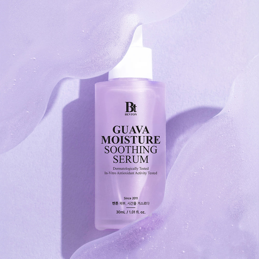 BENTON Guava Moisture Soothing Ampoule PDRN 30ml de BENTON, flacon dans un décor pastel lilas, sérum apaisant