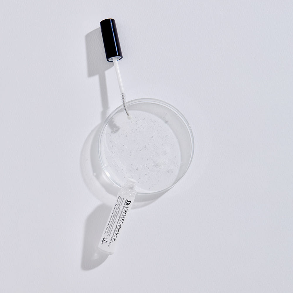 BENTON Honest Eyelash Serum 10ml, flacon et applicateur sur fond blanc, marque cosmétique en contexte beauté.