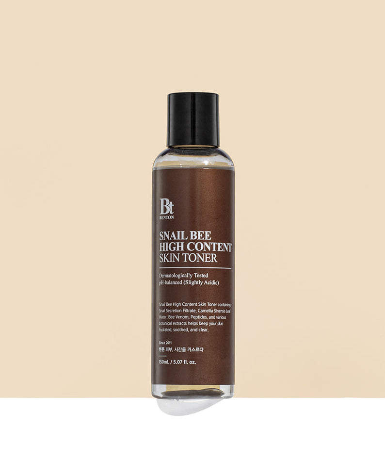 BENTON Snail Bee High Content Skin Toner 150ml : flacon de toner de la marque sur fond beige, produit cosmétique