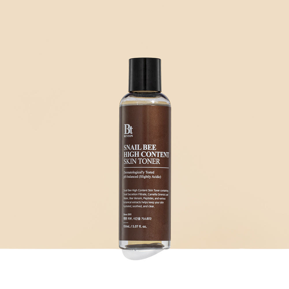 BENTON Snail Bee High Content Skin Toner 150ml : flacon de toner de la marque sur fond beige, produit cosmétique
