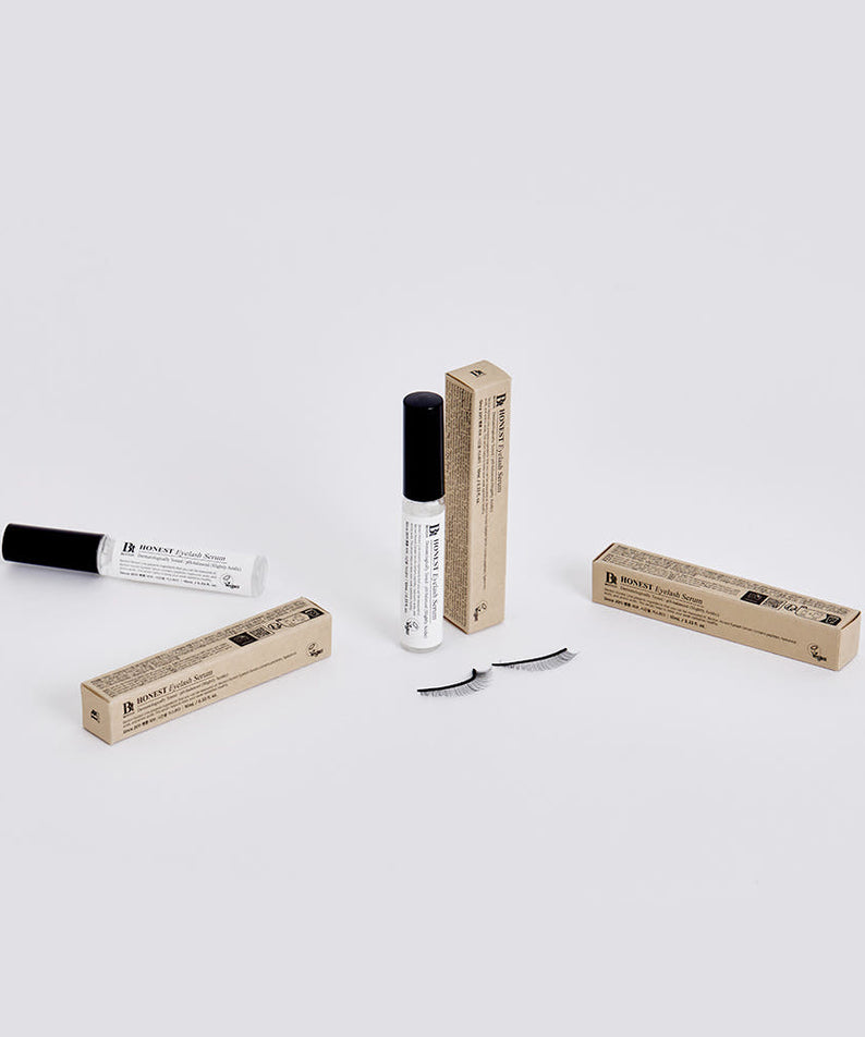 BENTON Honest Eyelash Serum 10ml, marque BENTON, flacon et brosses sur fond blanc, photo produit cosmétique.