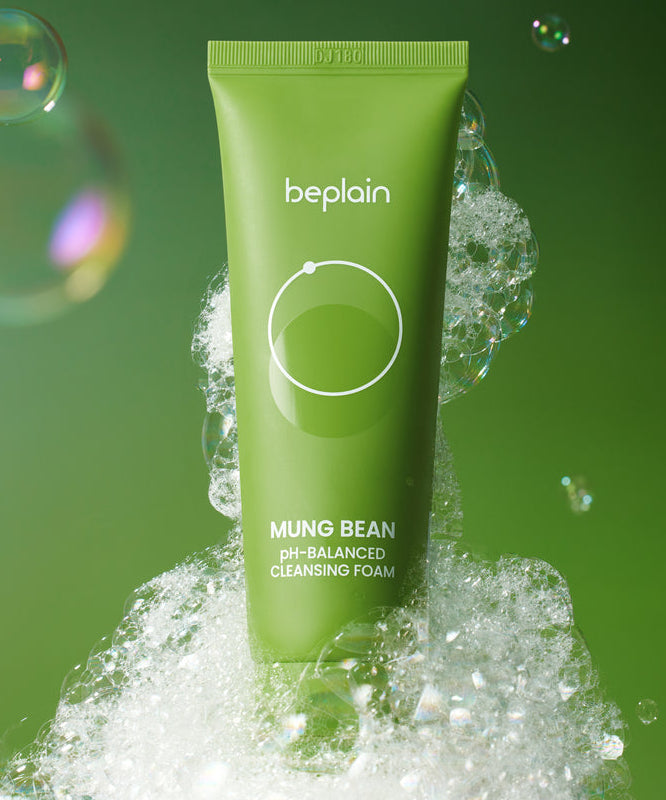 BEPLAIN  Mung Bean pH-Balance Cleansing Foam 160ml par BEPLAIN, tube vert en mousse sur fond vert, bulles d’eau.