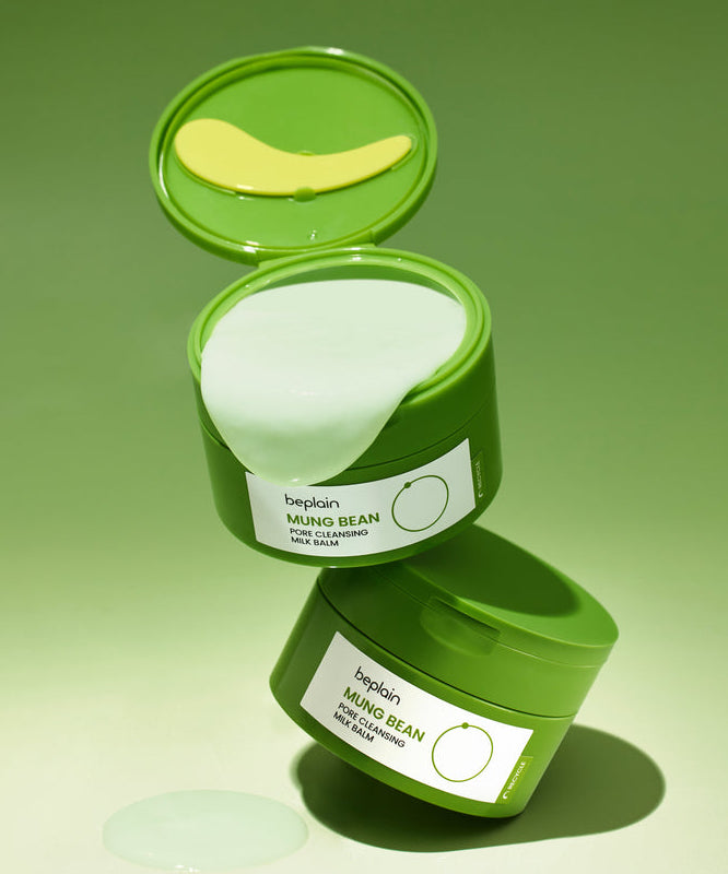 Décris l'image en français: BEPLAIN Mung Bean Pore Cleansing Milk Balm 100ml, pots verts sur fond vert.