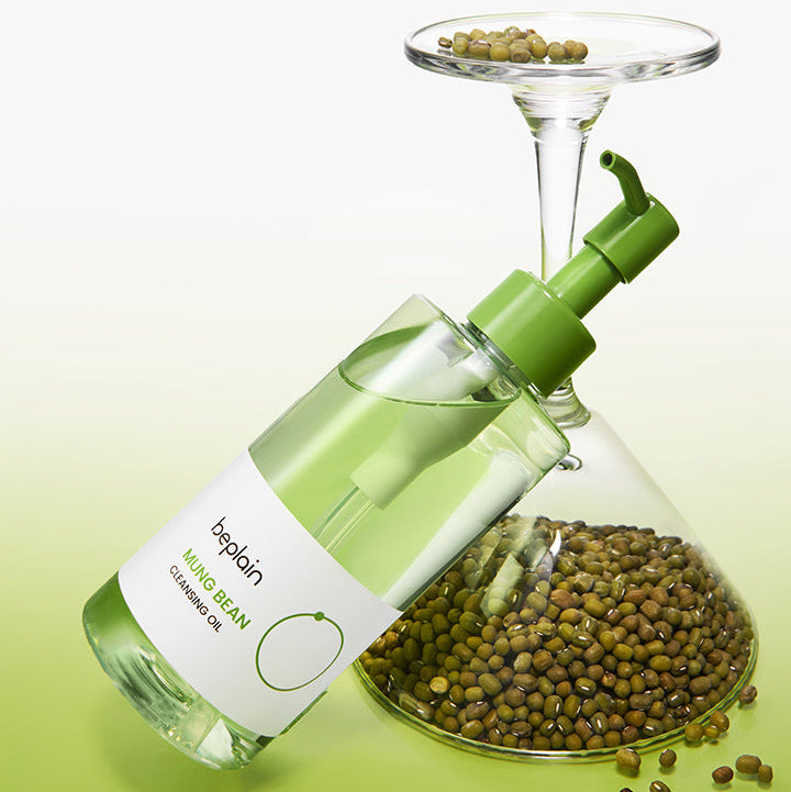 BEPLAIN Mung Bean Cleansing Oil 200ml, bouteille verte et grains de mung bean sur fond clair, contexte beauté soin