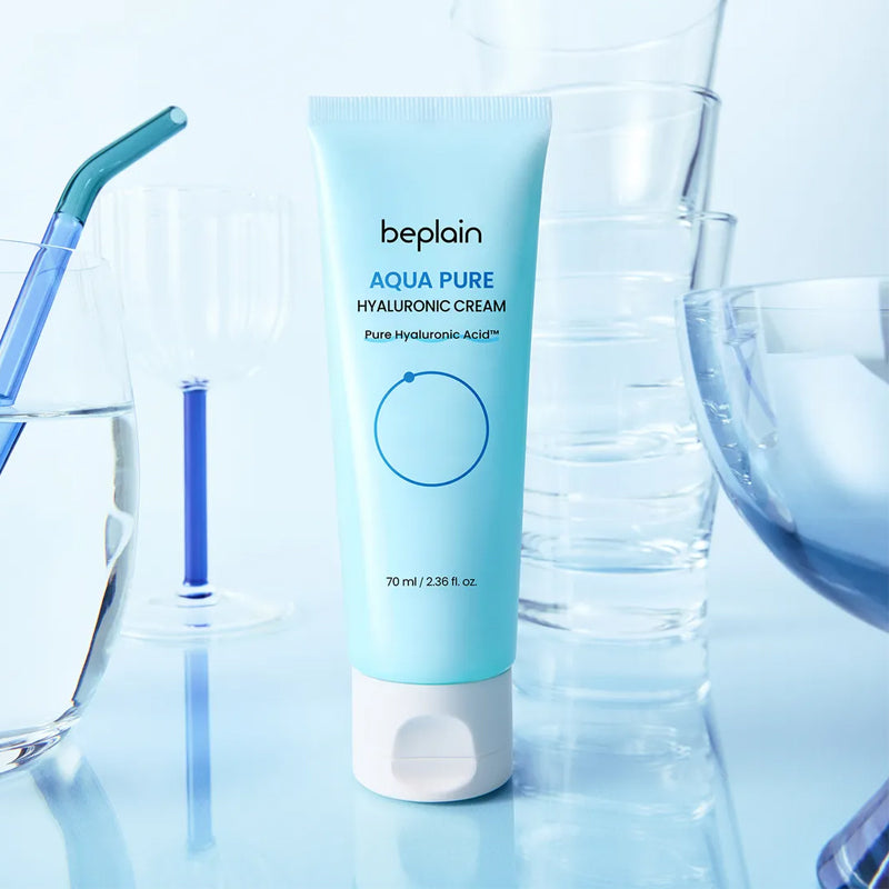 BEPLAIN Aqua Pure Hyaluronic Cream 70ml, tube beplain en contexte aqua/fluide, décor salle de bain lumineuse