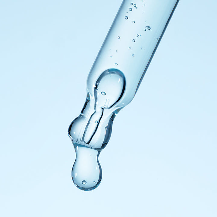 BEPLAIN Aqua Pure Hyaluronic Serum 30ml : flacon bleu avec gouttes d’eau et texture hydratante, fond clair.