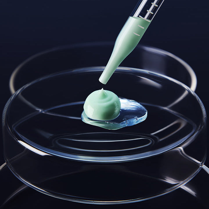 BEPLAIN Cica PDRN Repair Cream 50ml, crème à la texture verte, dans une scène visuelle cosmétique sur fond bleu foncé