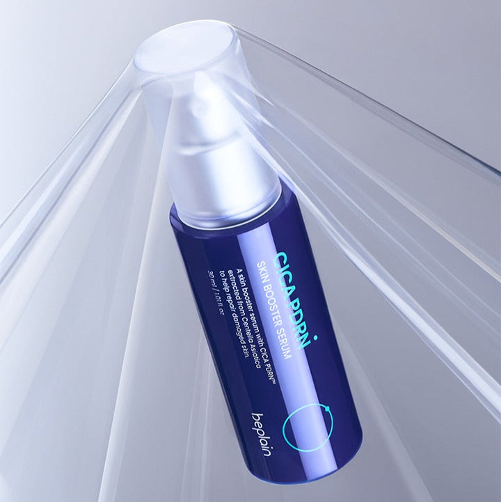 BEPLAIN Cica PDRN Skin Booster Serum 30ml de la marque BEPLAIN, flacon bleu dans un décor lumineux et minimal.
