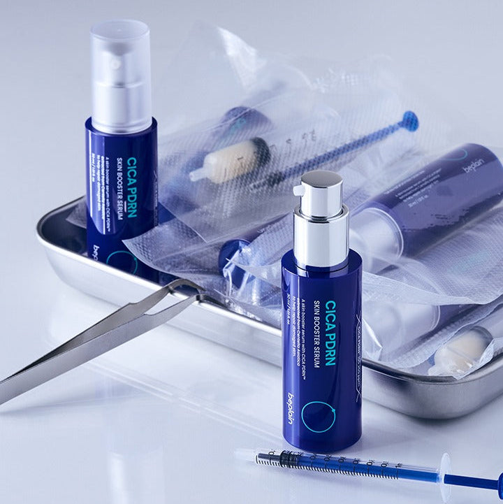 BEPLAIN Cica PDRN Skin Booster Serum 30ml, bouteille bleue de marque en contexte skincare sur plateau blanc, flacon et seringue