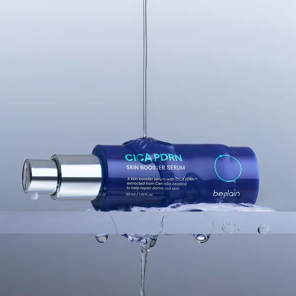 BEPLAIN Cica PDRN Skin Booster Serum 30ml : flacon bleu sous un jet d’eau, mise en scène beauté spa, marque beplain