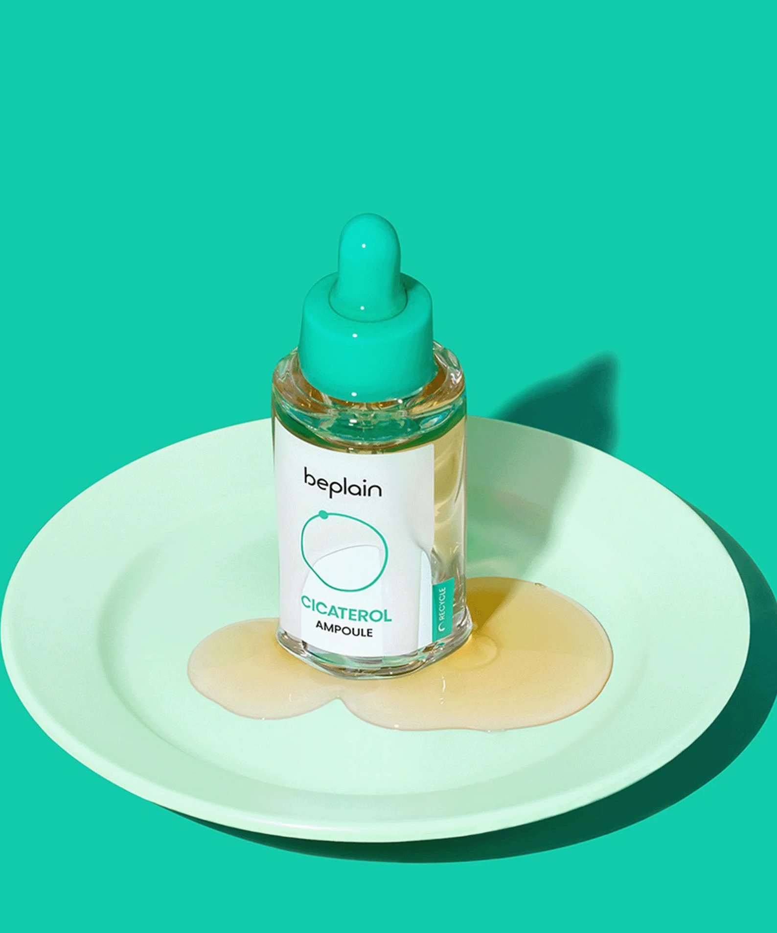 BEPLAIN Cicaterol Ampoule 30ml de Beplain, sur plateau blanc avec fond vert, style produit cosmétique