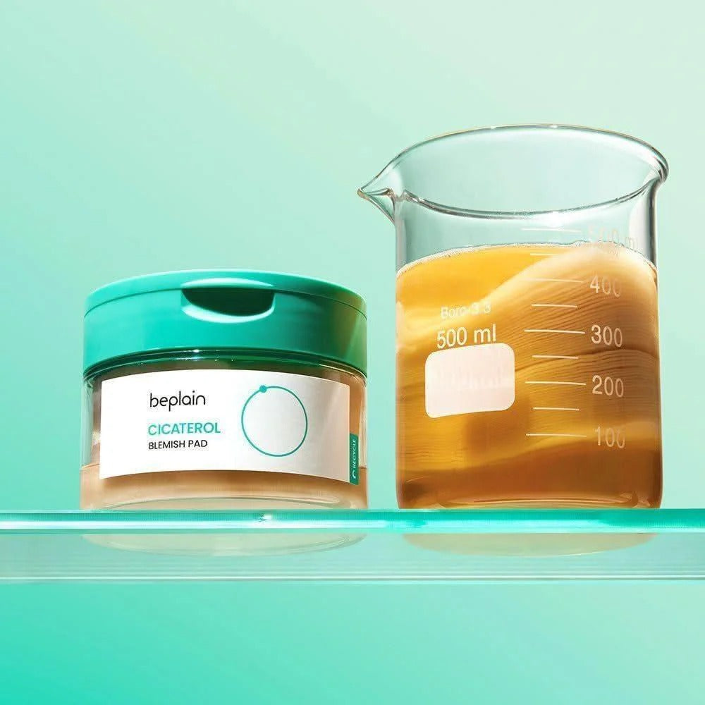 BEPLAIN Cicaterol Blemish Pad 80 sheets, marque beplain, disques anti-imperfections sur fond turquoise avec flacon de laboratoire