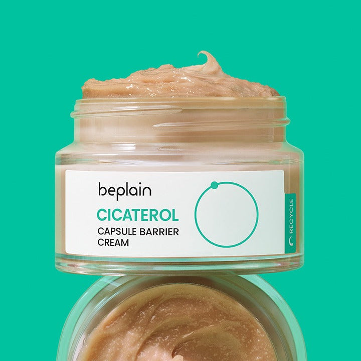 BEPLAIN Cicaterol Capsule Barrier Cream 50ml, pot beplain sur fond vert turquoise, crème barrière cicaterol en contexte produit.