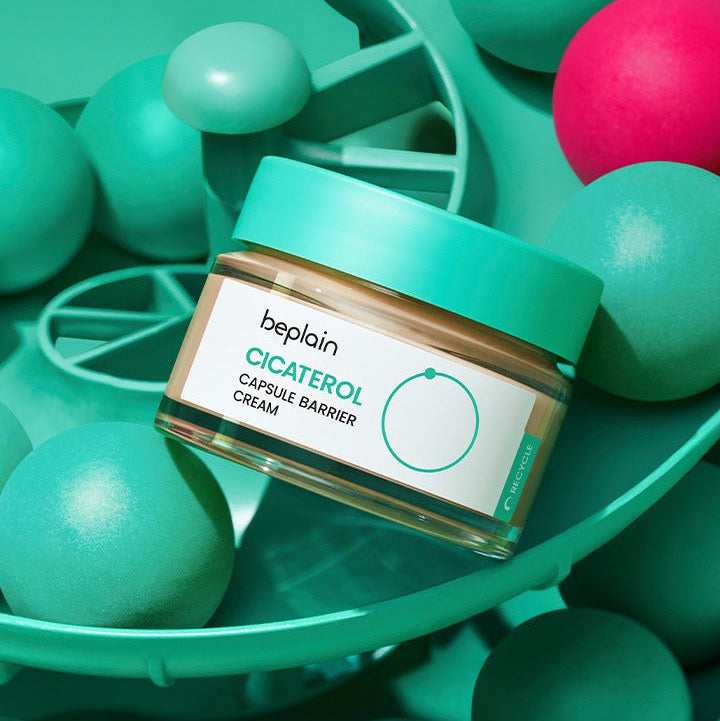BEPLAIN Cicaterol Capsule Barrier Cream 50ml, pot de crème Beplain sur fond vert avec billes décoratives.