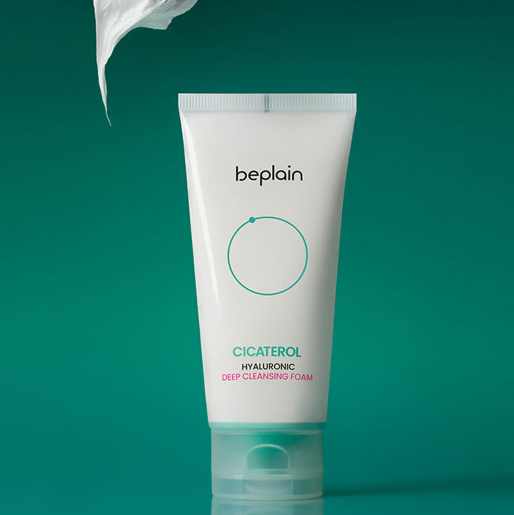 BEPLAIN Cicaterol Hyaluronic Deep Cleansing Foam 120ml, tube blanc beplain sur fond vert, mousse au style douche