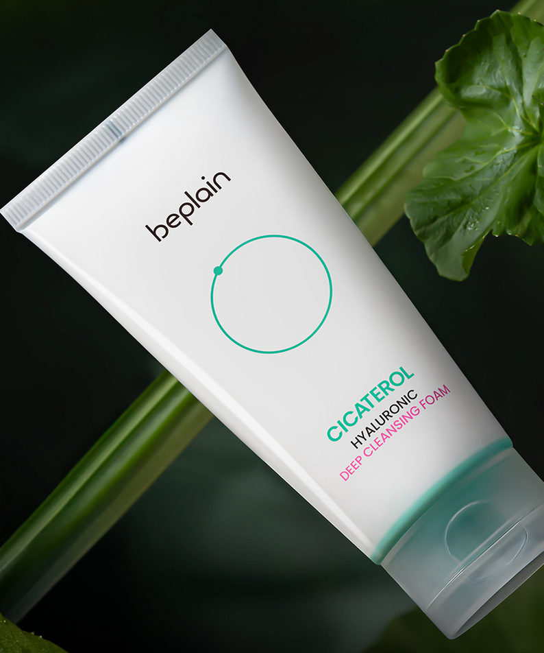 BEPLAIN Cicaterol Hyaluronic Deep Cleansing Foam 120ml, mousse nettoyante beplain sur décor feuilles vertes.