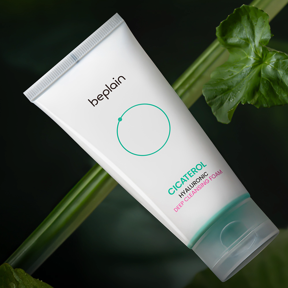BEPLAIN Cicaterol Hyaluronic Deep Cleansing Foam 120ml, mousse nettoyante beplain sur décor feuilles vertes.