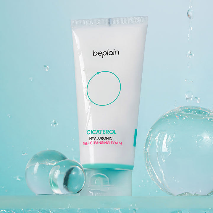 BEPLAIN Cicaterol Hyaluronic Deep Cleansing Foam 120ml, tube beplain sur fond bleu avec eau et bulles