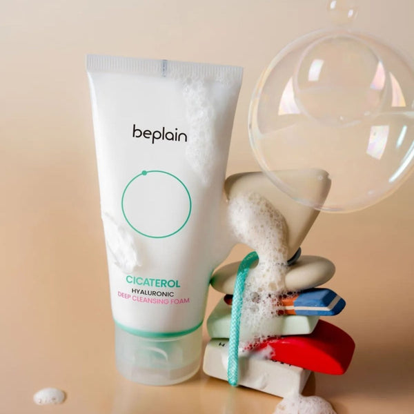 BEPLAIN Cicaterol Hyaluronic Deep Cleansing Foam 120ml : mousse nettoyante beplain, bain moussant sur fond beige
