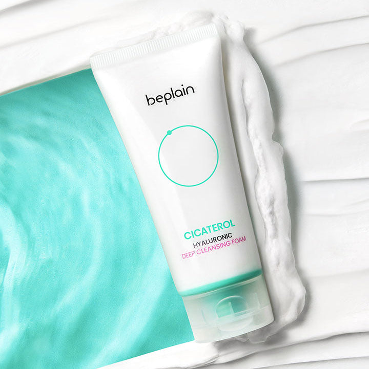 BEPLAIN Cicaterol Hyaluronic Deep Cleansing Foam 120ml, mousse nettoyante, tube beplain sur tissu, visuel salle de bain