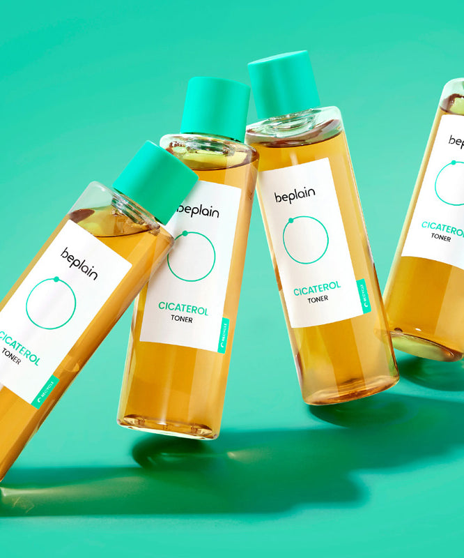 Groupe de quatre bouteilles de BEPLAIN Cicaterol Toner sur fond vert vibrant.