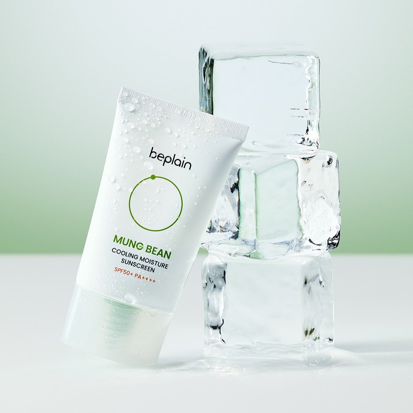 BEPLAIN Green Bean Cooling Moisture Sun Cream 50ml : tube vert et reflets d’eau, marque beplain sur fond vert clair.