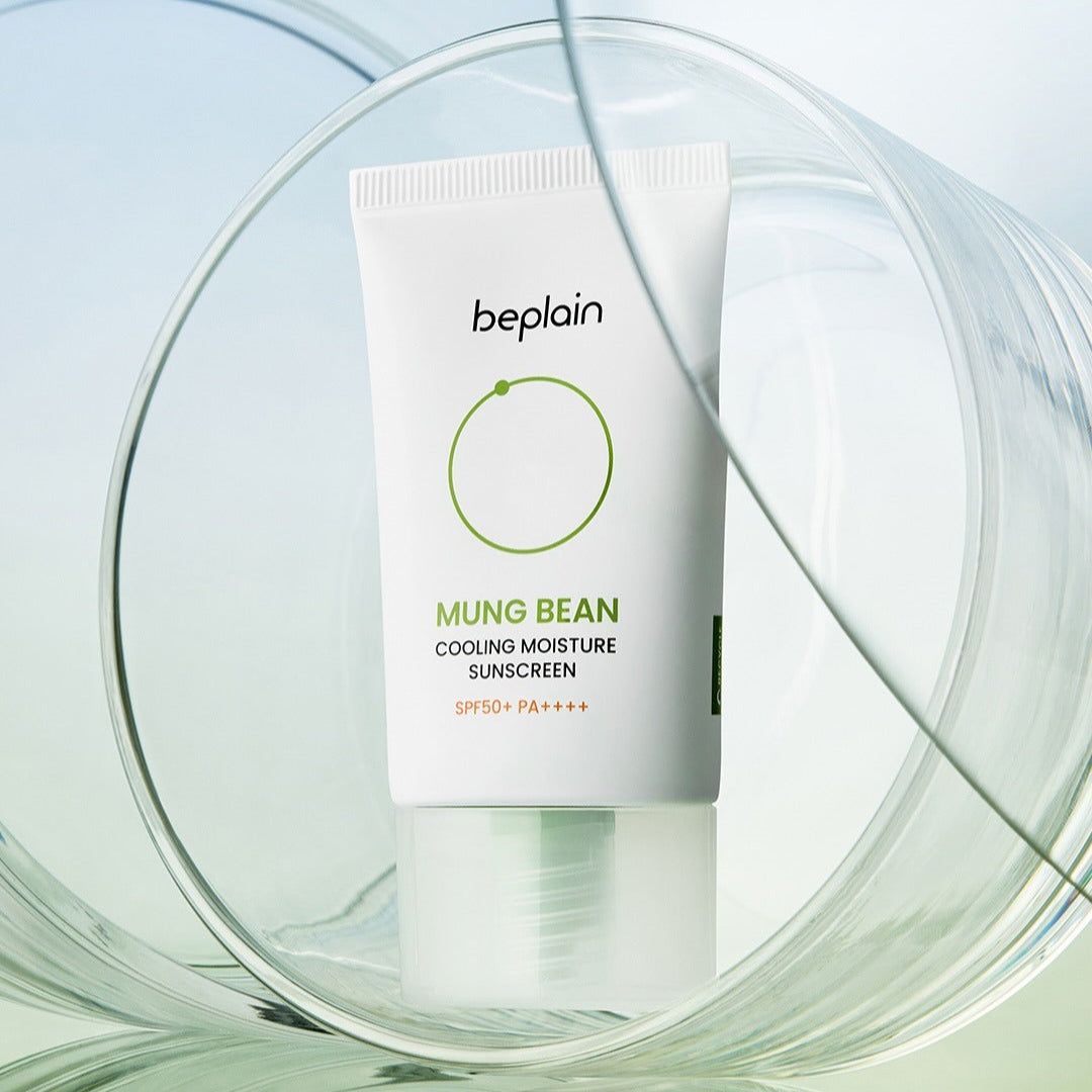 BEPLAIN Green Bean Cooling Moisture Sun Cream 50ml, crème solaire beplain sur visuel verre bleu, contexte frais.
