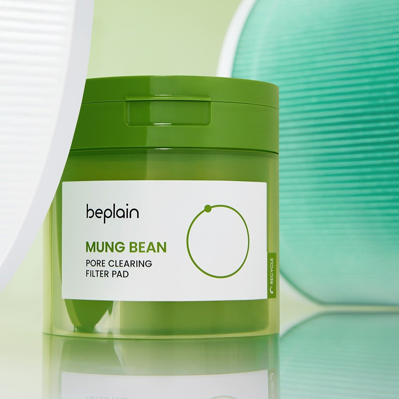 BEPLAIN Green Bean Pore Clearing Filter Pad 70 Sheets, pot vert beplain et fond vert clair, photo produit.