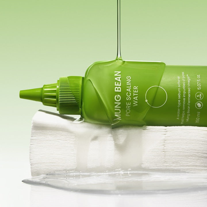 BEPLAIN Green Bean Pore Scaling Water 150ml, flacon vert BEPLAIN sur serviette blanche, contexte visuel vert.