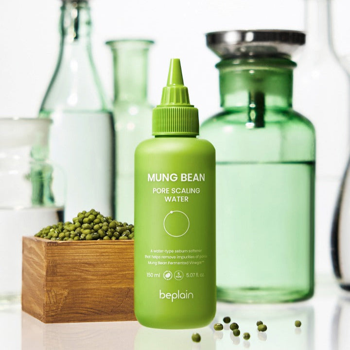 BEPLAIN Green Bean Pore Scaling Water 150ml de b eplain, flacon vert sur fond studio avec haricots verts.