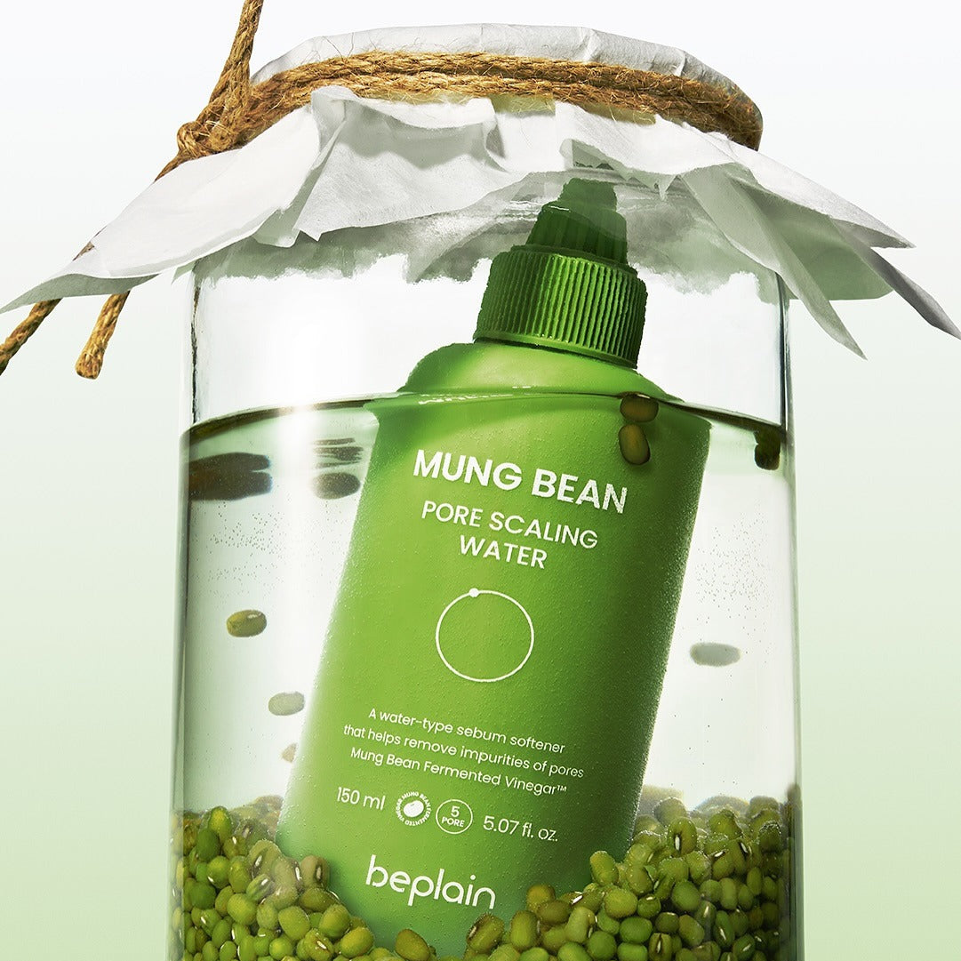 BEPLAIN Green Bean Pore Scaling Water 150ml, flacon vert beplain avec graines de haricot mung, fond blanc