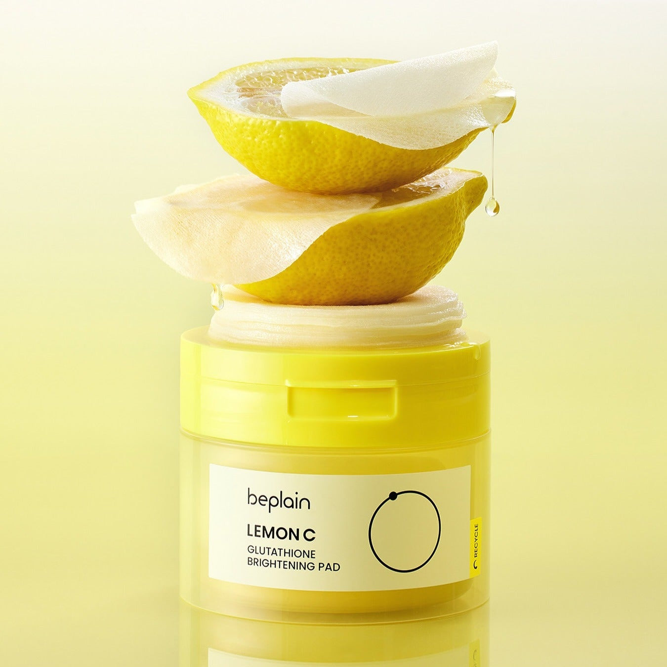 BEPLAIN Lemon Seed Glutathione  Brightening Pads 70 Sheets : pads lumineux à la marque beplain, citrons en arrière-plan.