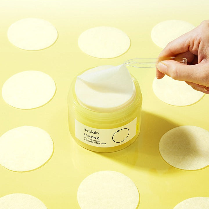 BEPLAIN Lemon Seed Glutathione  Brightening Pads 70 Sheets, marque BEPLAIN, main place des pads sur fond jaune.