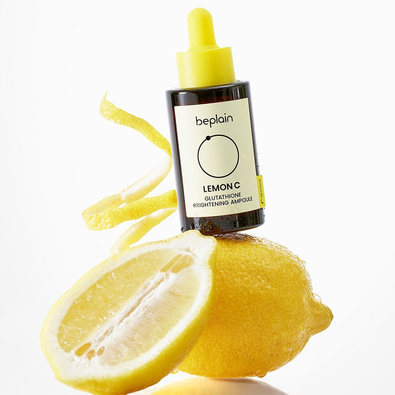 BEPLAIN Lemon Seed Glutathione Whitenning Ampoule 30ml de beplain avec citron et gouttes jaunes, fond blanc, produit éclaircissant