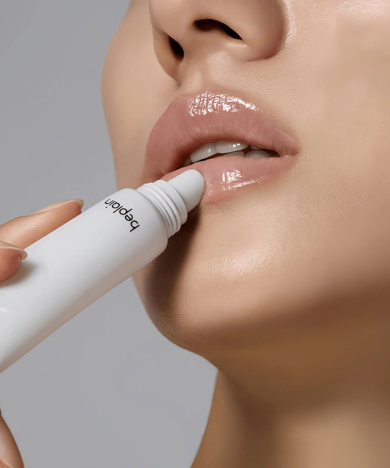 BEPLAIN Milk Ceramide Lip Essence 10g, application sur lèvres avec flacon, peau hydratée, fond gris, gros plan