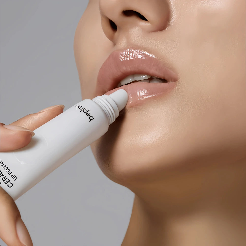 BEPLAIN Milk Ceramide Lip Essence 10g, application sur lèvres avec flacon, peau hydratée, fond gris, gros plan