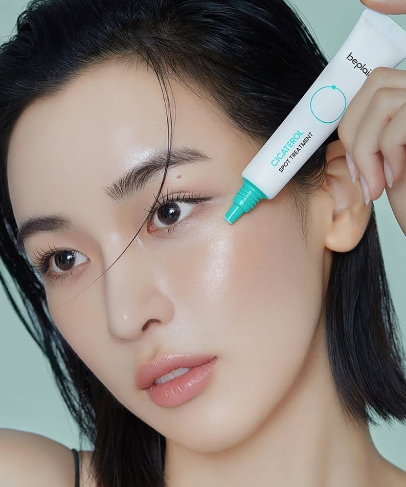 BEPLAIN Cicaterol Spot Treatment 15ml, tube beplain appliqué sur le visage de femme, fond vert clair.