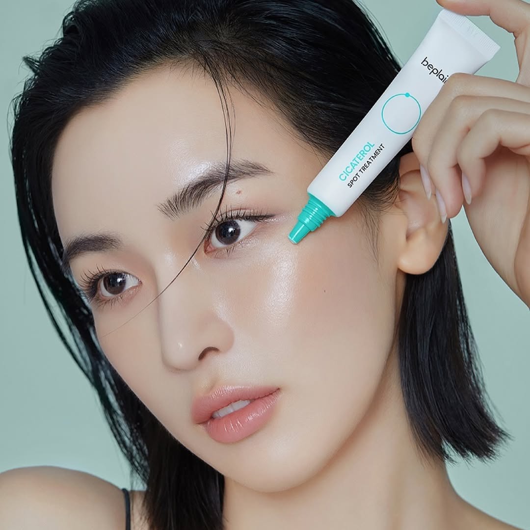 BEPLAIN Cicaterol Spot Treatment 15ml, tube beplain appliqué sur le visage de femme, fond vert clair.