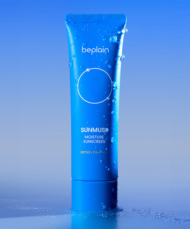 BEPLAIN Sunmuse Moisture Sunscreen SPF50+ PA++++ 50ml, tube bleu avec gouttes d’eau, fond ciel bleu, marque beplain