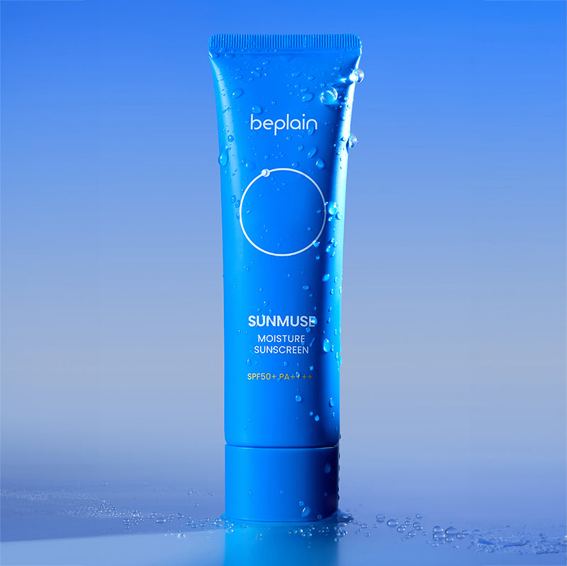 BEPLAIN Sunmuse Moisture Sunscreen SPF50+ PA++++ 50ml, tube bleu avec gouttes d’eau, fond ciel bleu, marque beplain
