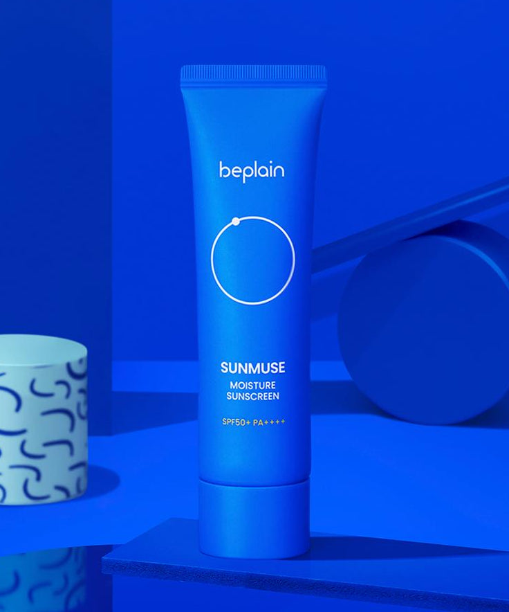 BEPLAIN Sunmuse Moisture Sunscreen SPF50+ PA++++ 50ml, tube crème SPF sur fond bleu avec décor minimaliste