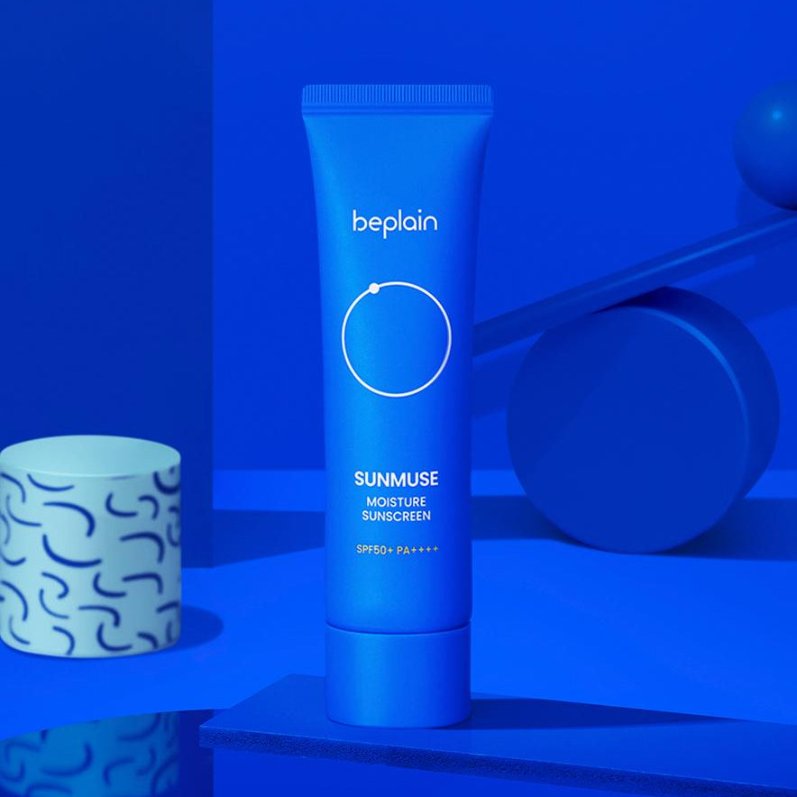BEPLAIN Sunmuse Moisture Sunscreen SPF50+ PA++++ 50ml, tube crème SPF sur fond bleu avec décor minimaliste