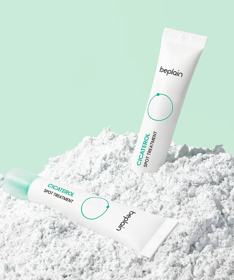 BEPLAIN Cicaterol Spot Treatment 15ml, tube beplain sur poudre blanche, fond vert clair, traitement local anti-imperfections