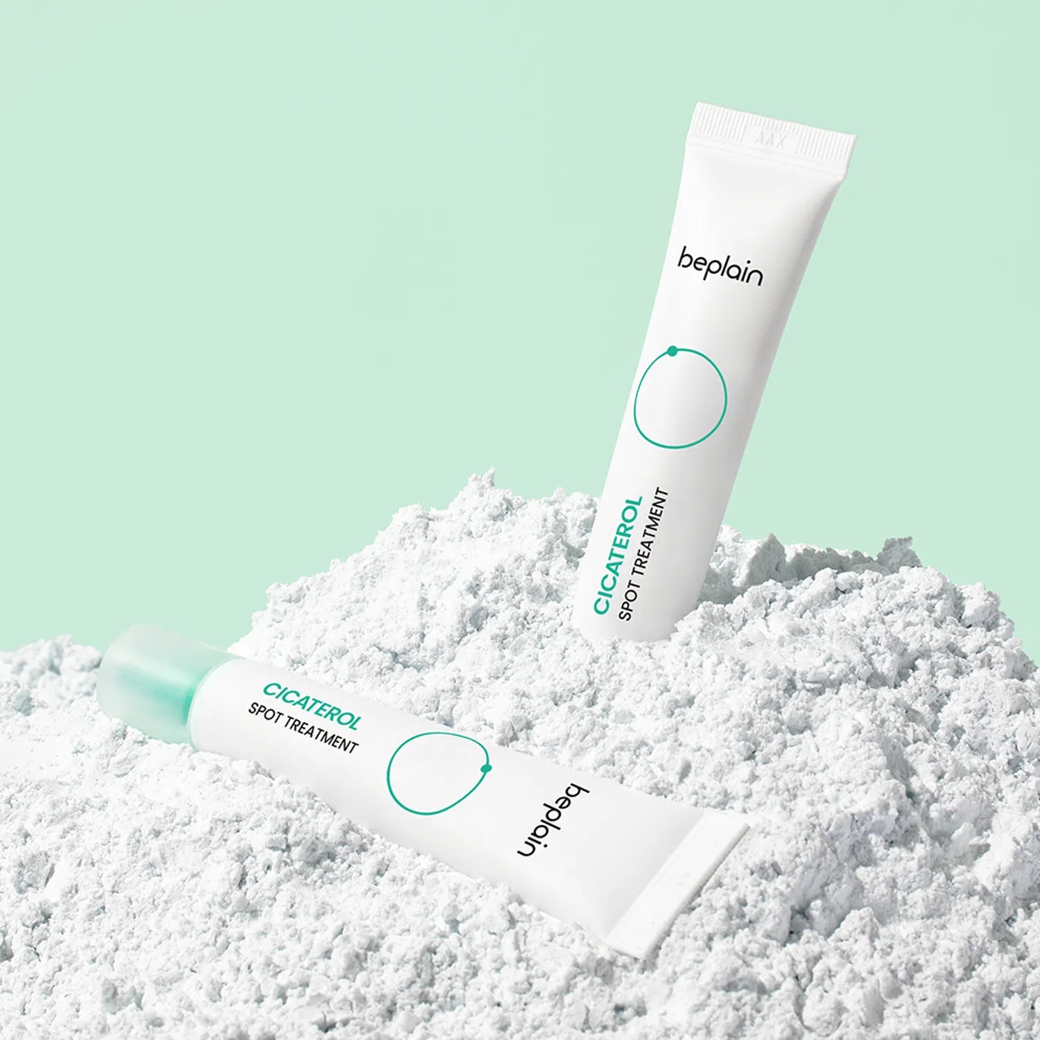 BEPLAIN Cicaterol Spot Treatment 15ml, tube beplain sur poudre blanche, fond vert clair, traitement local anti-imperfections