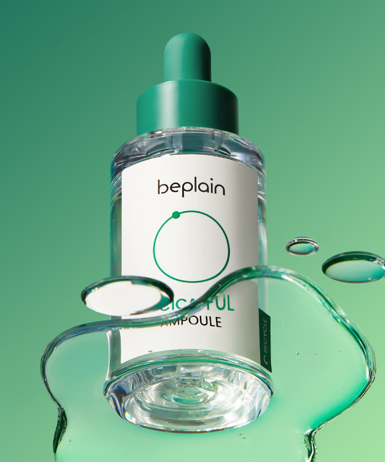 BEPLAIN Cicaful Ampoule 30ml, flacon beplain vert sur fond vert, gouttes et texture sérum.