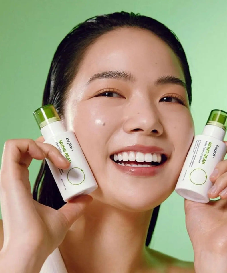 BEPLAIN Mung Bean Pore Tight-Up Serum 30ml, flacon vert et femme souriante sur fond vert, promo produit BEPLAIN.
